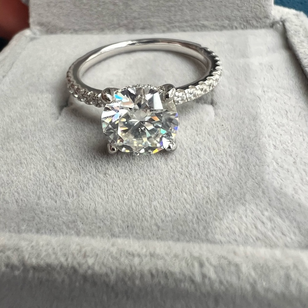 925 Sterling Sliver 2 Carat round Moissanite Engagement ring - Picture 8 of 10